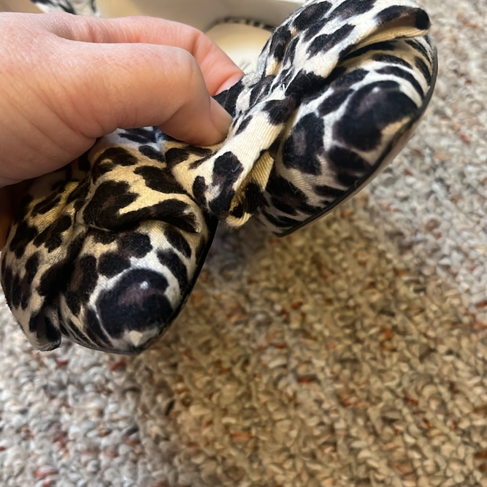 Bettye Muller Leopard Bow Heels Size 8 - Picture 5 of 14